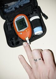 Mesure du miroir de glucose dans le sang pour corriger les doses d'insuline avec 1 type de diabète